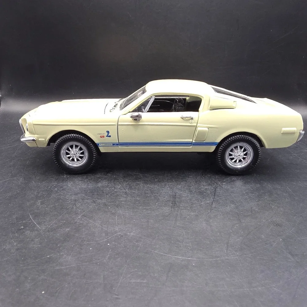 Shelby GT500KR Diecast Model Car 1/24 Cream 1968 Cobra Jet 428 Sunnyside